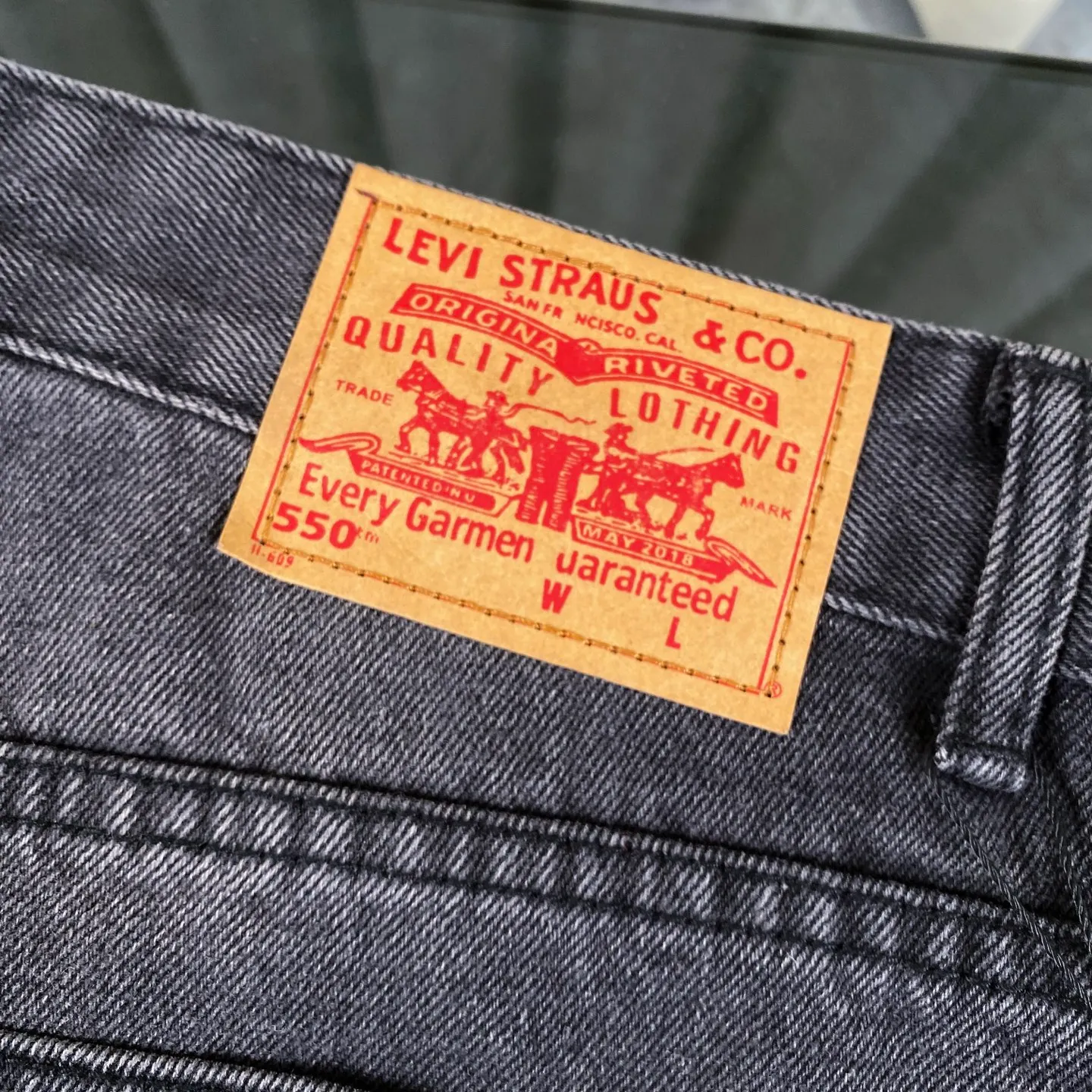 🅿️240 Chrome Heart classic multi-color laser cross patchwork leather jeans. The pants are made of top-notch heavy-duty washing technology, and every detail shows ingenuity. The calfskin is laser-cut to make a delicate cross, which is both a tactile and visual enjoyment. Paired with aged silver hardware, it is retro, high-end and full of texture. The straight-cut upper body turns into "chopstick legs" in an instant, easily modifying the shape of the legs. It can be controlled by any body shape and has a full sense of luxury.  This is a carefully crafted high-end version, the quality far exceeds that of street currency, and the details can stand the scrutiny of a magnifying glass. Although the price is close to the people, the quality is completely in line with the big brands, and it is easy to follow the trend.  Classic black, low-key and versatile. Pair it with simple T-shirts and personalized shirts to easily create a fashionable look. Whether you are going out daily or attending events, you can be the center of attention.  Color: black Size: S M L XL 28 30 32 34